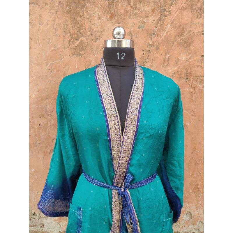 มีสีเขียวขุ่น