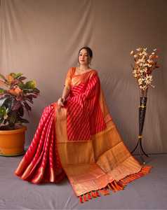 सुंदर बनारसी <span class=keywords><strong>Patola</strong></span> Leheriya के साथ सोने जरी साड़ियों में Weaves और Meenakari विपरीत के साथ बुनाई अमीर बुनाई Pallu साड़ी