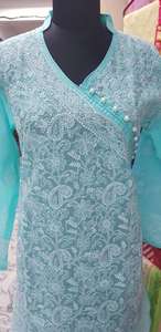 Kurti largo ligero con botón de perla de estilo de cuello lateral Chikankari y bordado de hilo para uso diario y uso en la oficina - Product Image 5