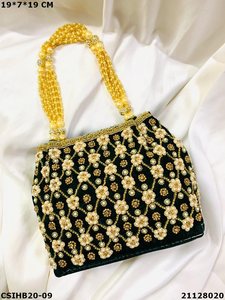 Sac Potli en velours perlé fait main de luxe Craftstages International avec poignée dorée |   Fête de mariage ethnique en soirée - Product Image 3