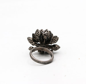 Anillo Floral Antiguo Vintage con Zafiro de Corte Ovalado en Engaste de Bisel, Certificado IGI, Memoria Jewels, Plata de Ley 925, Hecho a Mano, Estilo Victoriano - Product Image 3