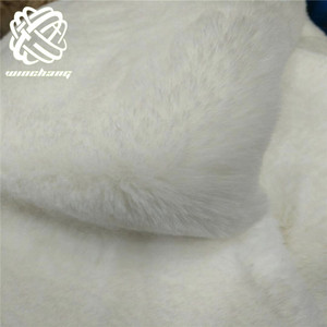 WINCHANG vente en gros de luxe blanc lapin <span class=keywords><strong>fausse</strong></span> <span class=keywords><strong>fourrure</strong></span> <span class=keywords><strong>tissu</strong></span> doux à poils courts <span class=keywords><strong>tissu</strong></span> de <span class=keywords><strong>fourrure</strong></span> pour vêtement - Product Image 1