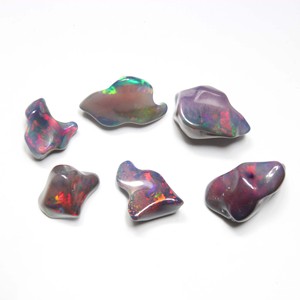 Piedra preciosa suelta de forma cruda lisa de ópalo etíope negro natural - Product Image 1