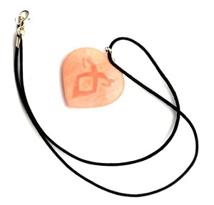 Comprar en línea colgantes de piedra curativa de cuarzo rosa: colgantes curativos ovalados de amatista a la venta Colgante de Piedra curativa grabado - Product Image 1