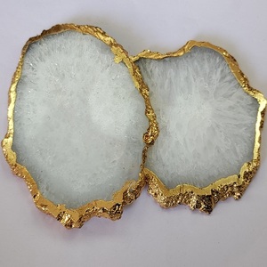 Dessous de verre en agate blanche naturelle faite à la main avec bord galvanisé doré Pierre semi-précieuse artisanale avec jante en or à vendre - Product Image 4