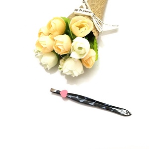 Pince à sourcils professionnelle en acier inoxydable à pointe inclinée Outil d'épilation de logo de couleurs personnalisées de qualité supérieure - Product Image 1