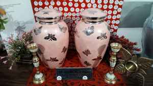 Urna de cremación rosa de latón con mariposa plateada, suministros funerarios de cremación grabados - Product Image 4
