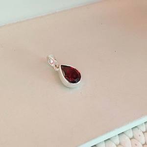 925 Sterling Silver Fine Jewelry Pendentifs Poire Grenat Léger avec Lunette Setting Luxueux Gemstone Cut Elegant Pear Shape - Product Image 4