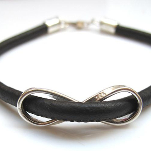 Brazalete de Cuero Hecho a Mano, la Felicidad en un Accesorio - Product Image 1