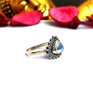 แหวนเงินแท้ 925 ประดับพลอยมูนสโตนสีรุ้งและลาบราโดไรต์ ทรงสามเหลี่ยมแบบโบฮีเมียน งานแฮนด์เมด เหมาะสำหรับเป็นของขวัญ - Product Image 1