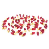 Pendentif en quartz rubis 16-18 mm, forme de petit pointeau facetté, en laiton plaqué or 18 carats avec attache pour la fabrication de bijoux