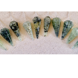 Amour de qualité supérieure attirant la pierre polie de pendule de Prehnite pour l'énergie de prospérité de guérison émotionnelle et la décoration de l'espace sacré - Product Image 1