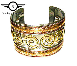Brazalete de Latón Chapado en Oro de Alta Calidad para Mujer, Estilo Clásico y Moderno, Fabricante de la India - Product Image 5