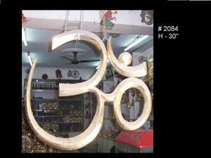 Kalavastu Artisanat Indien : Nouveau Symbole OM en Laiton Plaqué Argent sur Feuille, Décoration Religieuse pour la Maison, Art en Métal Coulé Multicolore - Product Image 2