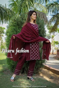 Nouvelle Mode Mère Fille Designer Correspondant Trois Quarts Robe Rouge Avec Dupatta - Product Image 5
