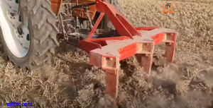 Tractor Massey Ferguson, arado con diseño de cincel - Product Image 5