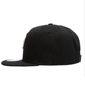 Gorra de béisbol de algodón lavado con borde precurvado Gorra de béisbol de color liso para impresión o logotipo Gorras SnapBack de marca - Product Image 1