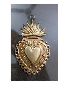 Corazón sagrado de metal dorado colgante en forma de corazón acabado antiguo decorativo para el hogar - Product Image 1