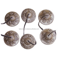 Mélangeur en métal en bronze sept cloche tibétaine avec support design en finition dorée antique article religieux
