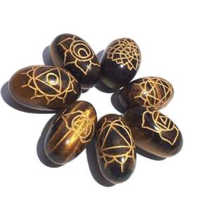 Juego de chakras de ojo de tigre curación Lingam Shape 7 chakra juego de piedras chakras Reiki juego de piedras preciosas cristal curativo natural al por mayor - Product Image 2