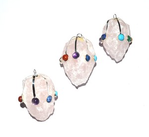 Los Más Vendidos: Colgantes de Cuarzo Rosa Martillado para Chakras: Colgantes de Cuarzo Rosa Martillado para Chakras en Venta - Product Image 1