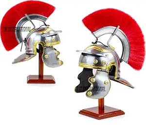 Casque médiéval d'officier de chevalier Centurion argent poli laiton Design casque romain médiéval avec panache rouge et support en bois.