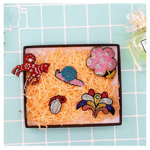 Broches y insignias bordados a mano de alta calidad personalizados, hechos a medida con hilo de oro. - Product Image 3