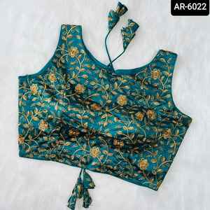 Blusa confeccionada con ropa tradicional india y Sari de diseñador Lehenga Choli con bordado de seda pesada hecho para damas - Product Image 3