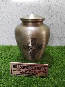 Urna de cremación de latón negro grabada en oro clásico Suministros funerarios para adultos de estilo americano de Brassworld India - Product Image 3