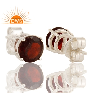 Boucles d'oreilles clous de créateur en argent sterling 925 avec grenat rouge rond et audacieux, serti à griffes, fournisseur de bijoux - Product Image 2