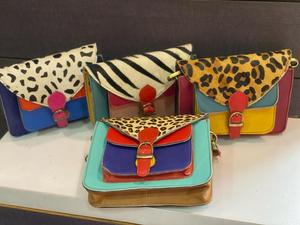 Bolso de mano de cuero reciclado, bandolera de mano de cuero colorido con estilo único - Product Image 4