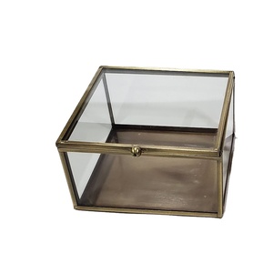 Boîte de rangement pour bijoux en verre avec cadre métallique et couvercle à charnières pour organiser les accessoires - Product Image 1