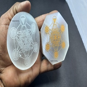 Plaque de recharge en cristal de sélénite faite à la main, plaque gravée avec symbole de chakra, sous-verre en pierre précieuse - Product Image 1