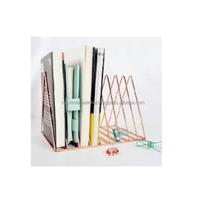 Sujetalibros Triangular de Alambre de Hierro Dorado, Diseño Moderno y Elegante para Decoración del Hogar, para Mesa - Product Image 1