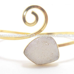 Cadeau d'anniversaire réglable fait à la main en laiton plaqué or de pierre précieuse Druzy naturelle blanche pour son bracelet de manchette à la mode - Product Image 3
