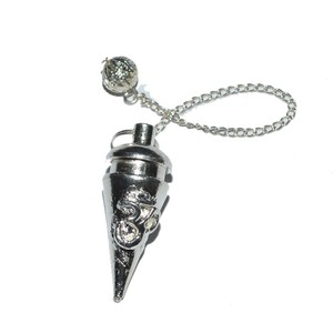 Achetez en ligne des pendules en métal argenté gravés Om : Pendules en métal argenté gravés Om en vente - Product Image 1