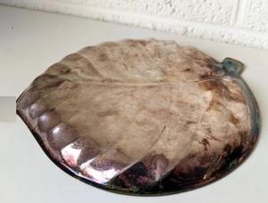 Plateau de service en métal fait main en argent avec motif feuille, parfait pour les ustensiles de cuisine et le stockage des aliments de table dans les hôtels - Product Image 5
