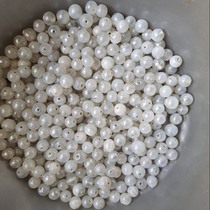 Venta al por mayor de alta calidad de forma redonda de color blanco perla de aspecto hecho a mano exquisito último diseño de cuentas de cristal - Product Image 1