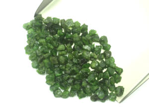 คริสตัลทัวร์มาลีนธรรมชาติสีเขียวจำนวน50ชิ้นสำหรับทำเครื่องประดับอัญมณีหยาบรูปดาวขนาด8มม. - Product Image 4