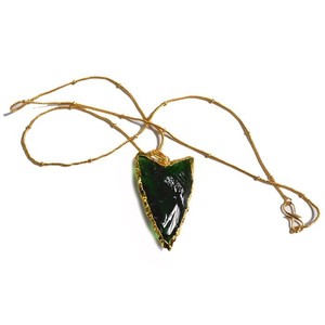 Collier en pointes de flèche en verre vert avec pierres naturelles de guérison : Achetez en ligne un collier en pointes de flèche en verre vert de bonne qualité - Product Image 1