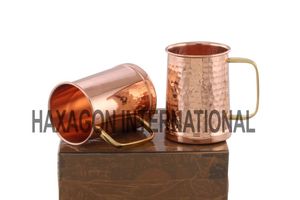 Ensemble de mugs en cuivre style baril – 2 mugs à bière et Moscow Mule avec poignées en laiton, sous-verres en bois et verre à shot martelé. - Product Image 6