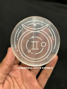 จาน SELENITE กลมเคลือบเงาและแกะสลักสวยงาม,จาน SELENITE แกะสลักลายจักรราศีราศีพฤษภขายส่ง - Product Image 2